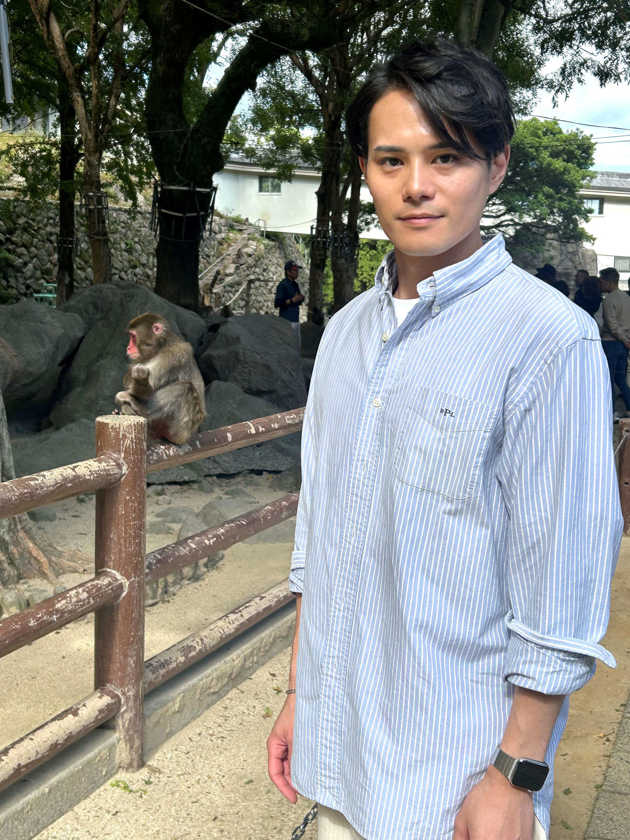 別府市のプロモーションムービー撮影で高崎山自然動物園を訪れた近藤雄介（撮影・松尾幸之介）