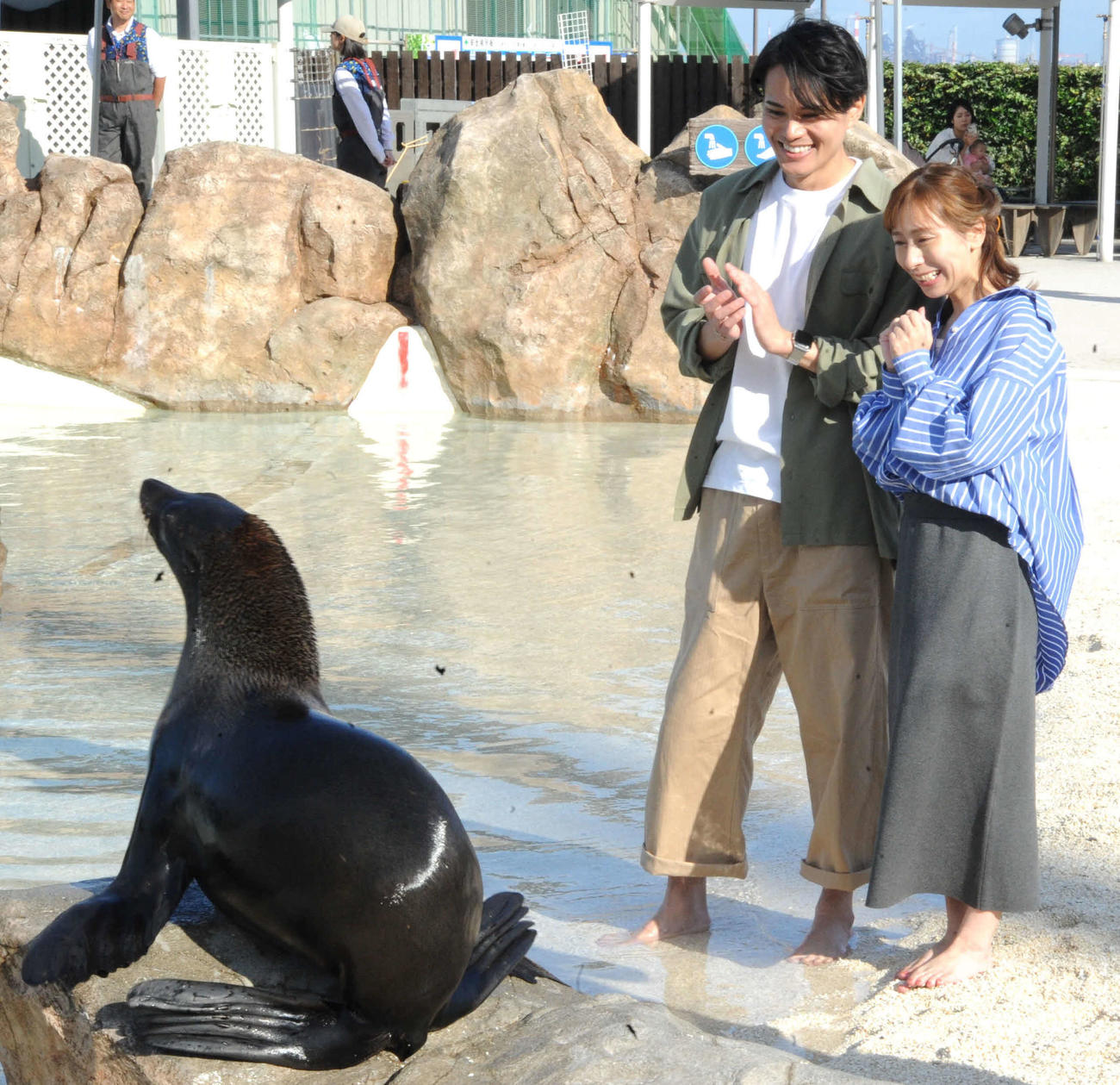 大分県別府市のプロモーションムービー撮影で大分マリーンパレス水族館「うみたまご」を訪れた近藤雄介（左）と霜村香帆