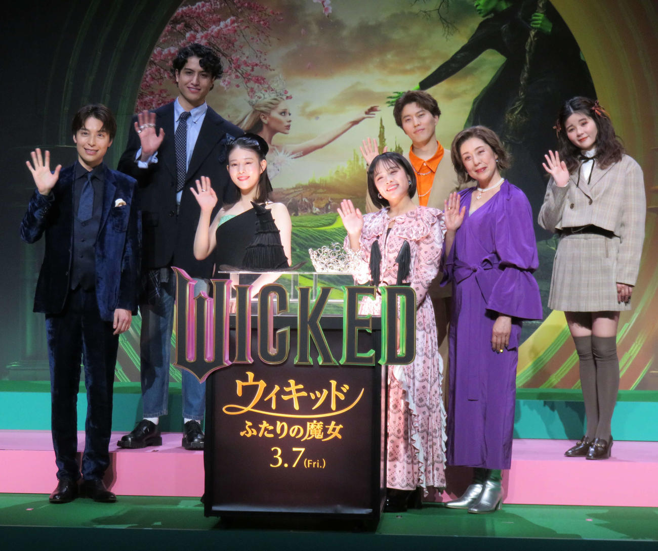 映画「ウィキッドふたりの魔女」日本語吹き替え版キャスト会見に出席した、上段左からkemio、入野自由、田村芽実、下段左から海宝直人、高畑充希、清水美依紗、塩田朋子