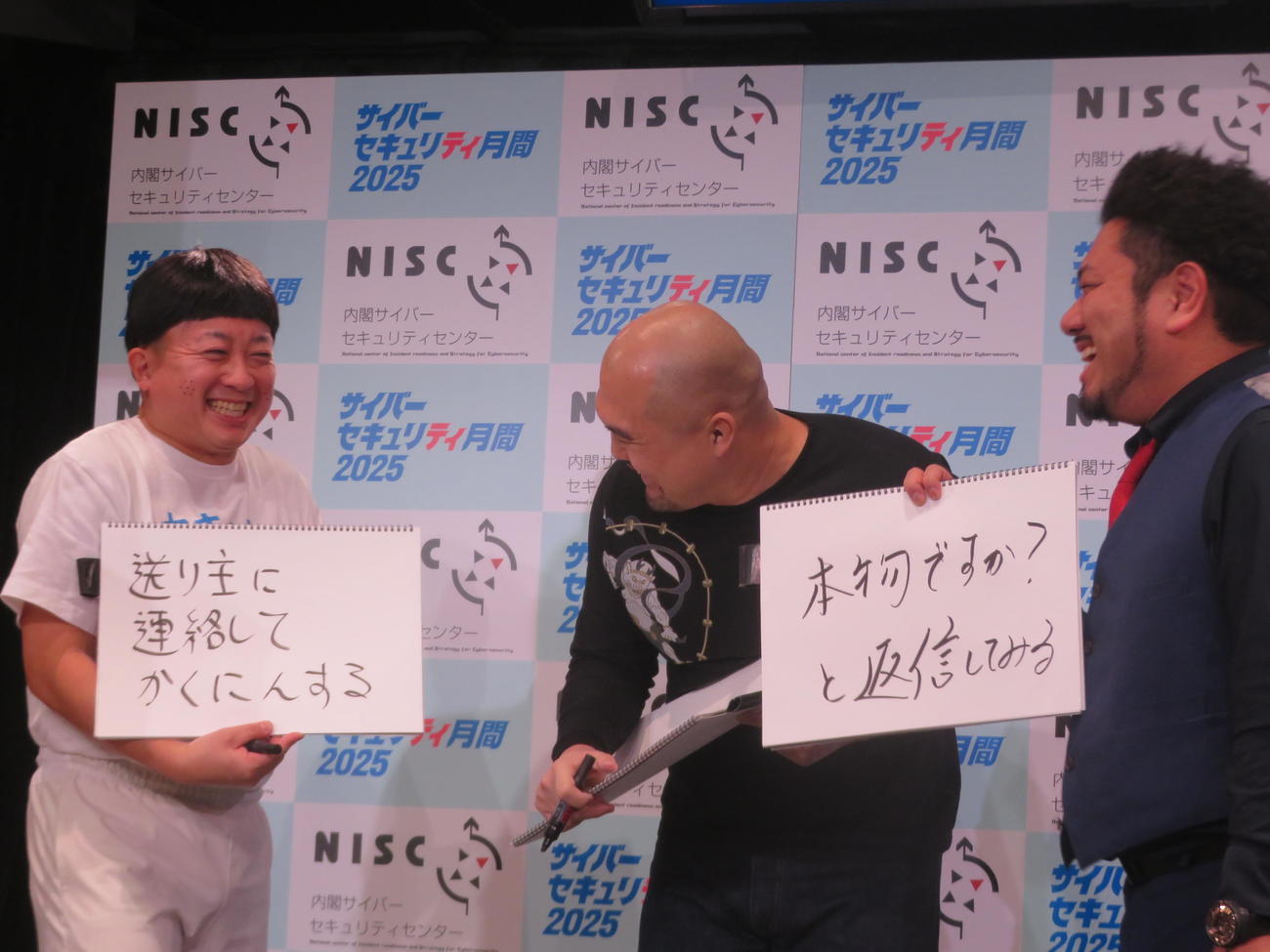 クイズで松尾駿（左）の解答とかぶる金ちゃん（右）