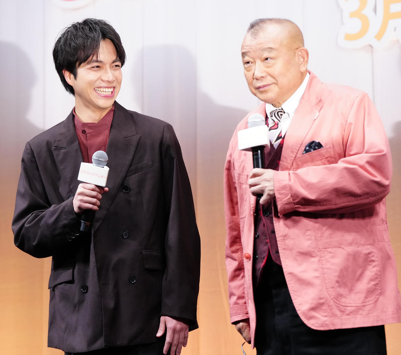 映画「35年目のラブレター」お披露目試写会の舞台あいさつに臨む重岡大毅（左）と笑福亭鶴瓶（撮影・江口和貴）