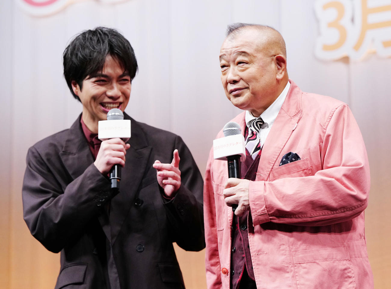映画「35年目のラブレター」お披露目試写会の舞台あいさつに臨む笑福亭鶴瓶（右）と重岡大毅（撮影・江口和貴）