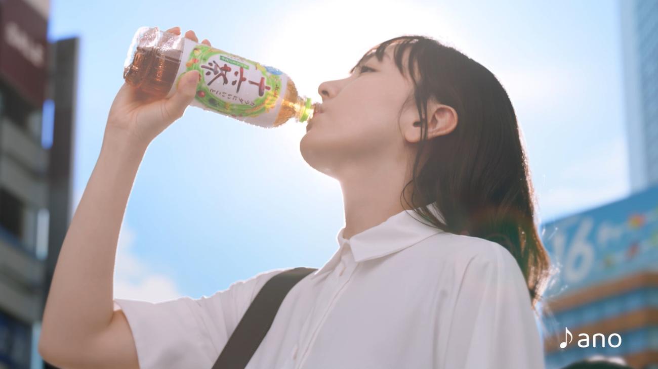 「アサヒ　十六茶」の新CM「16チャージ！　交差点」編に出演した新垣結衣