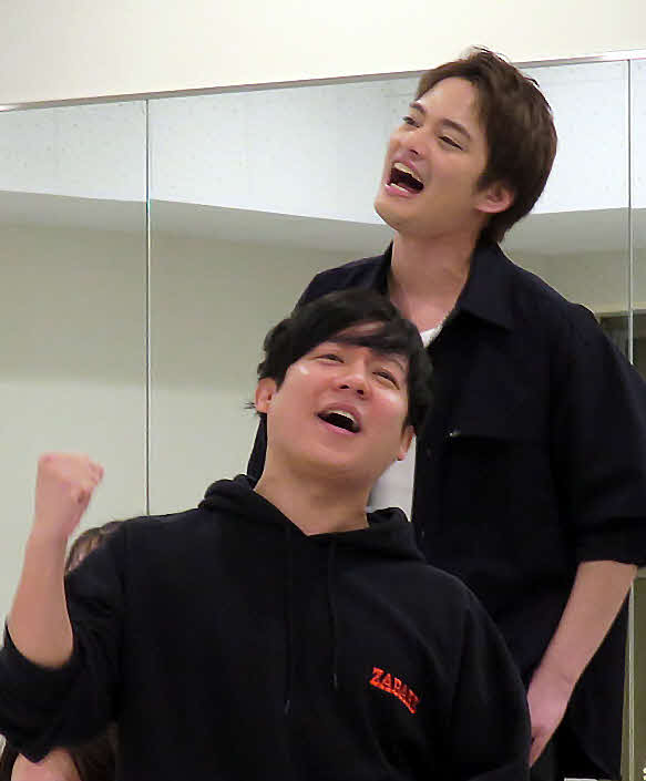 農業系Rock Musical「いただきます！～歌舞伎町伝説～」公開げいこを行った中山優馬（後ろ）、小出恵介（手前）