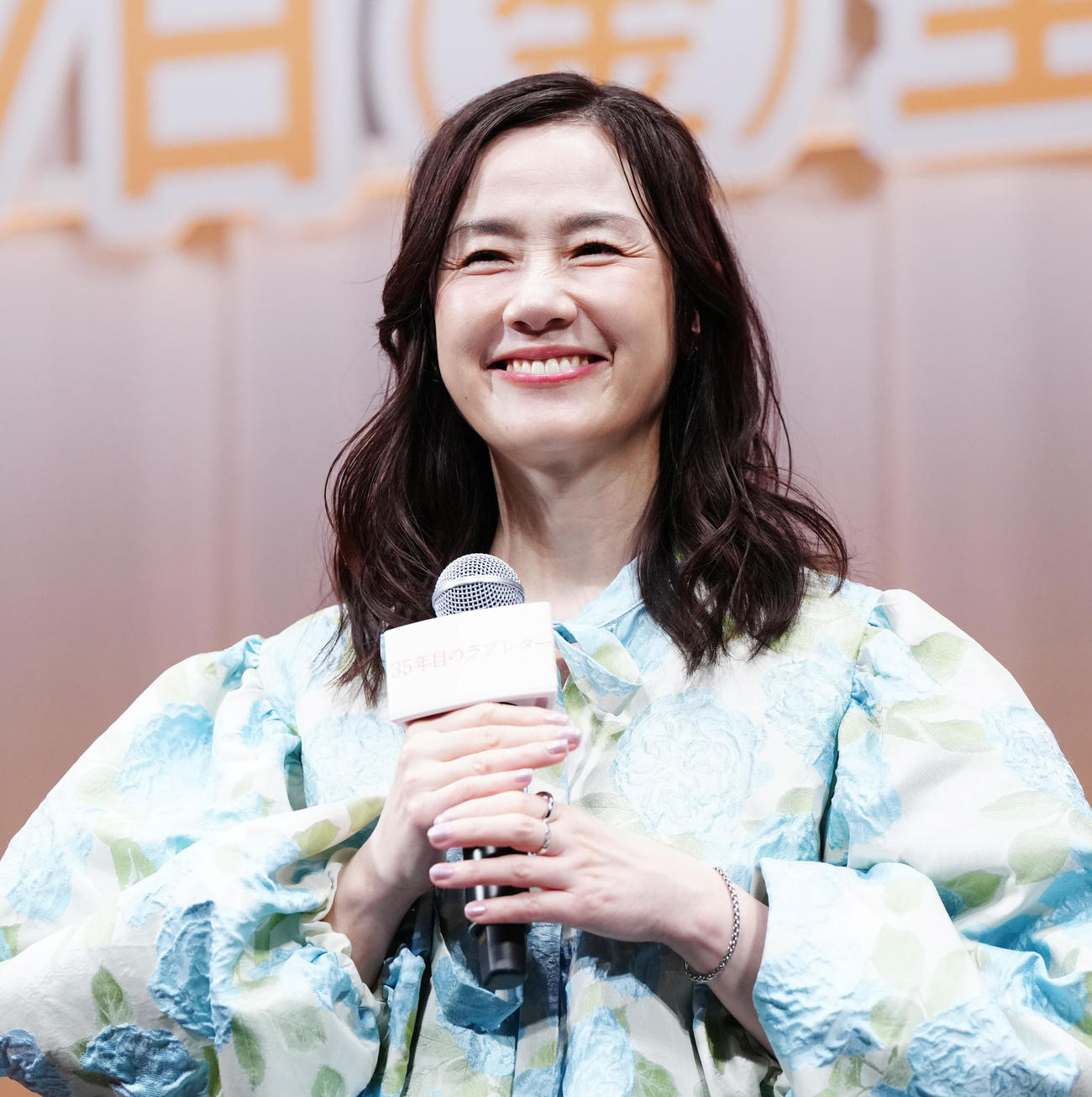 映画「35年目のラブレター」お披露目試写会の舞台あいさつに臨む原田知世（撮影・江口和貴）