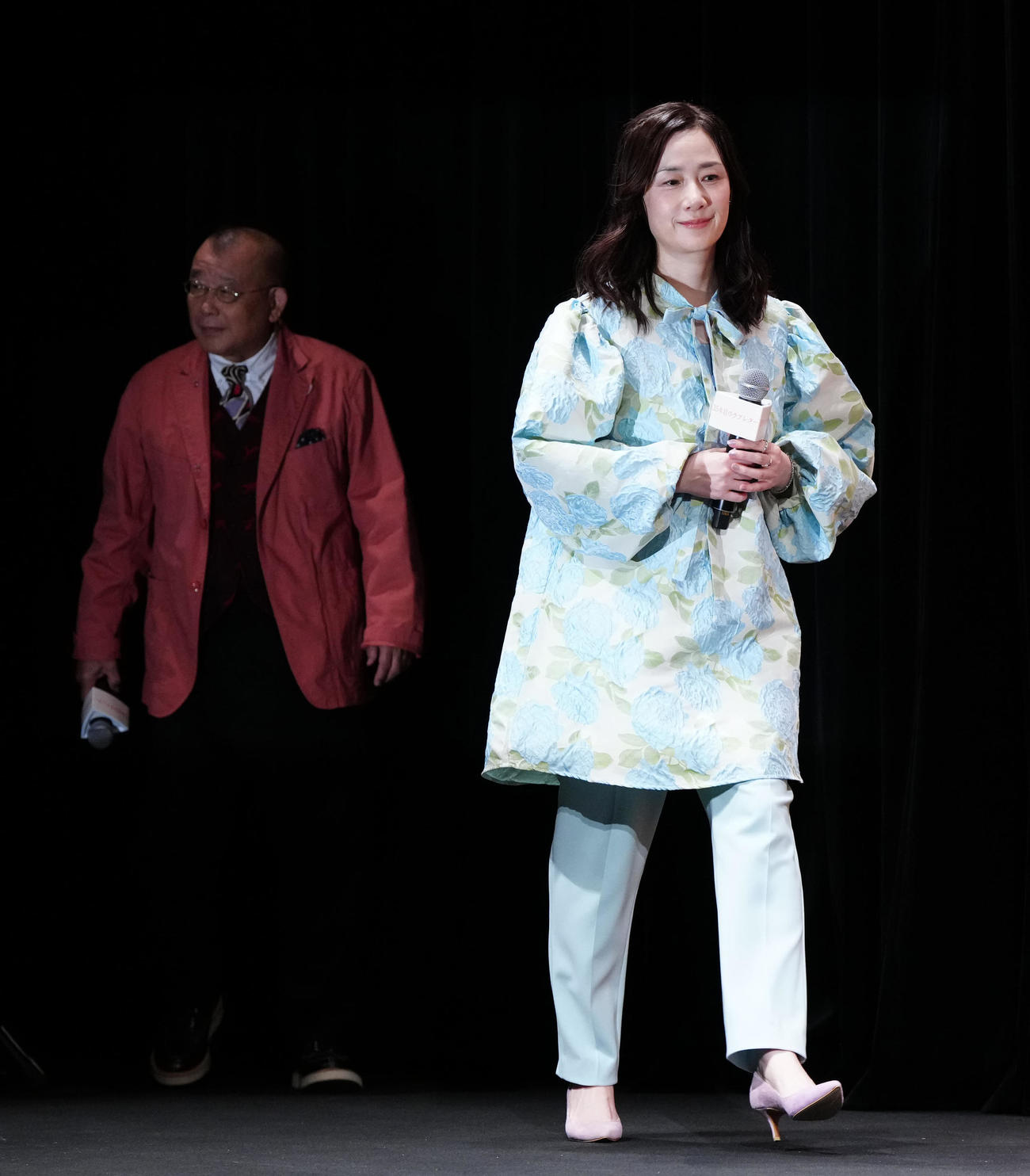 映画「35年目のラブレター」お披露目試写会の舞台あいさつに臨む原田知世（右）（撮影・江口和貴）