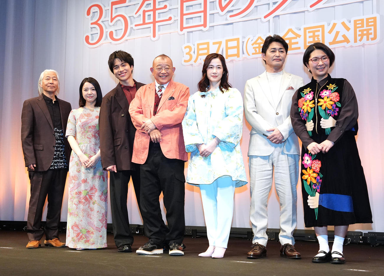 映画「35年目のラブレター」お披露目試写会の舞台あいさつに臨み、写真に納まる笑福亭鶴瓶（中央）ら。左から塚本連平監督、上白石萌音、重岡大毅、1人おいて原田知世、安田顕、くわばたりえ（撮影・江口和貴）