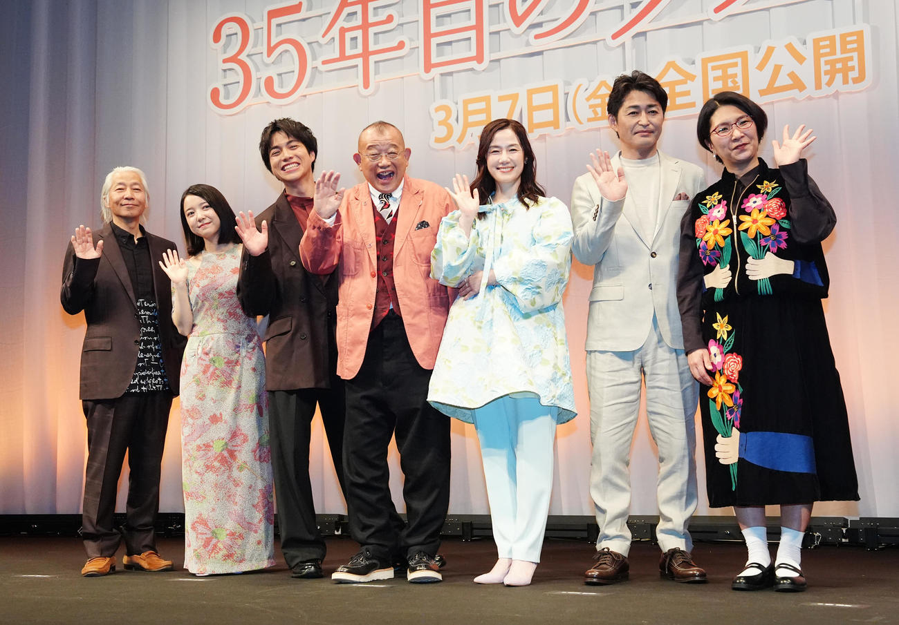 映画「35年目のラブレター」お披露目試写会の舞台あいさつに臨み、写真に納まる笑福亭鶴瓶（中央）ら。左から塚本連平監督、上白石萌音、重岡大毅、1人おいて原田知世、安田顕、くわばたりえ（撮影・江口和貴）