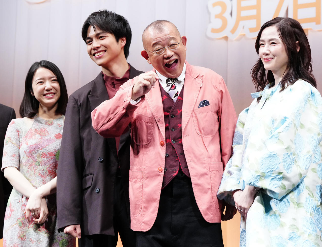 映画「35年目のラブレター」お披露目試写会の舞台あいさつで、何かを食べるポーズを見せる笑福亭鶴瓶（中央右）。左から上白石萌音、重岡大毅、1人おいて原田知世（撮影・江口和貴）
