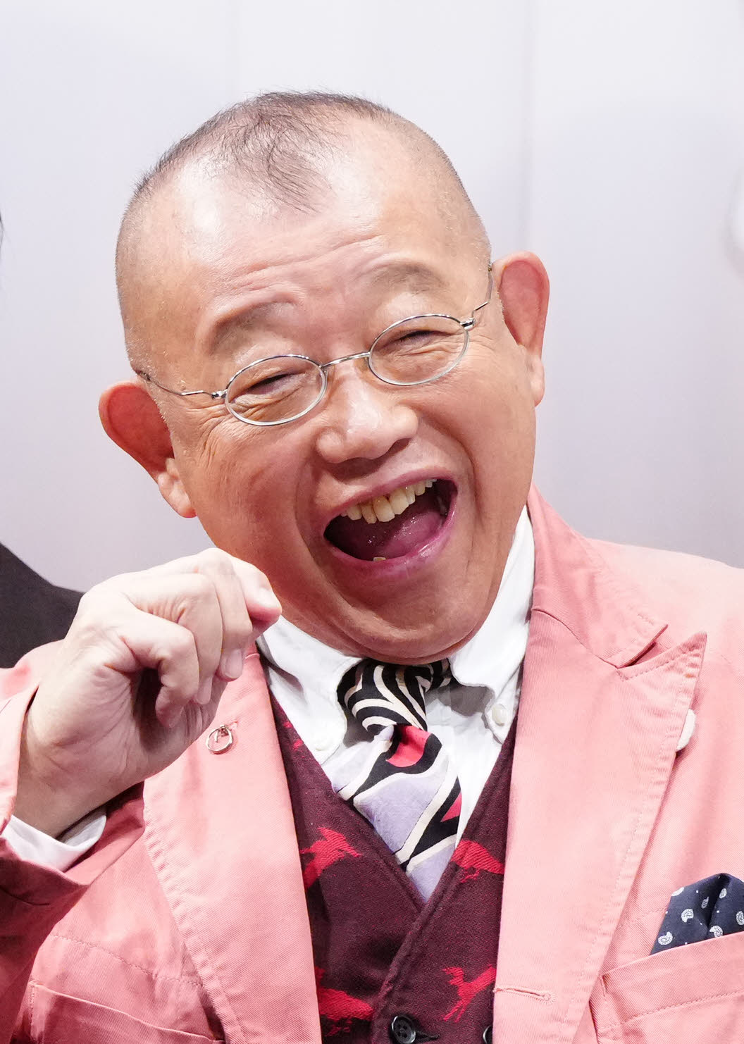 映画「35年目のラブレター」お披露目試写会の舞台あいさつで、何かを食べるポーズを見せる笑福亭鶴瓶（撮影・江口和貴）