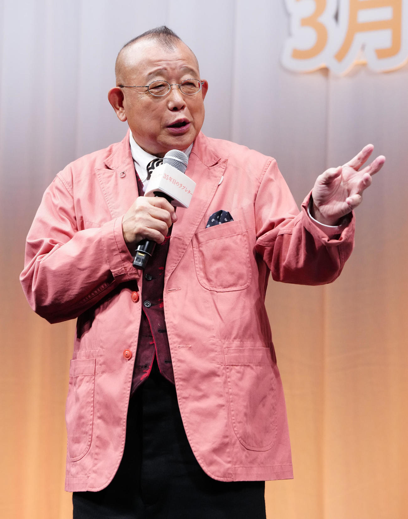 映画「35年目のラブレター」お披露目試写会の舞台あいさつに臨む笑福亭鶴瓶（撮影・江口和貴）