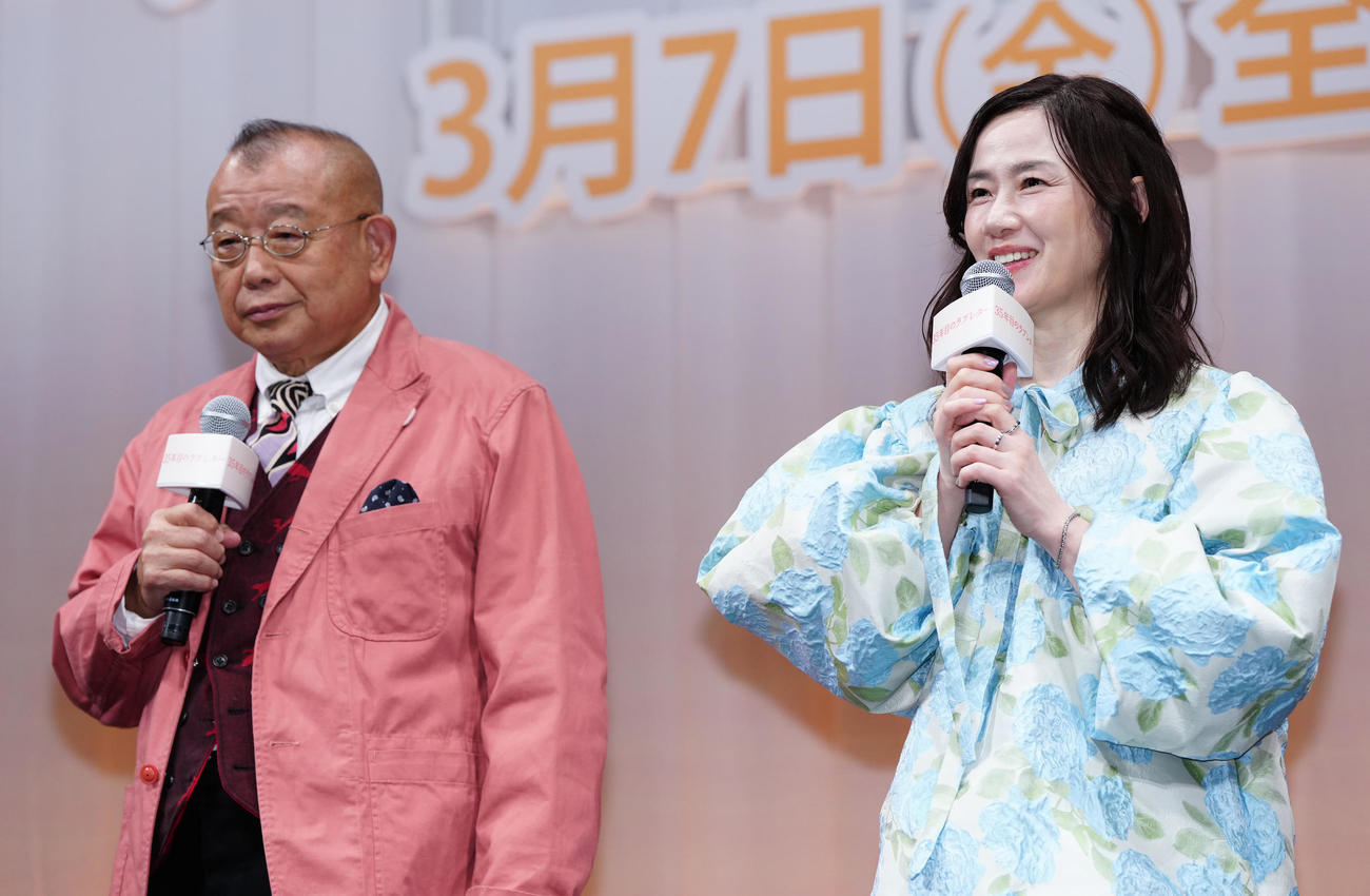 映画「35年目のラブレター」お披露目試写会の舞台あいさつに臨む原田知世（右）と笑福亭鶴瓶（撮影・江口和貴）