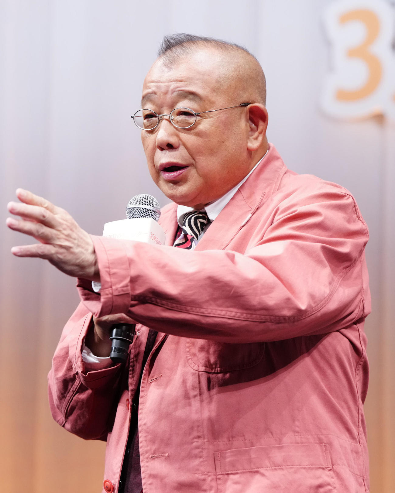 映画「35年目のラブレター」お披露目試写会の舞台あいさつに臨む笑福亭鶴瓶（撮影・江口和貴）
