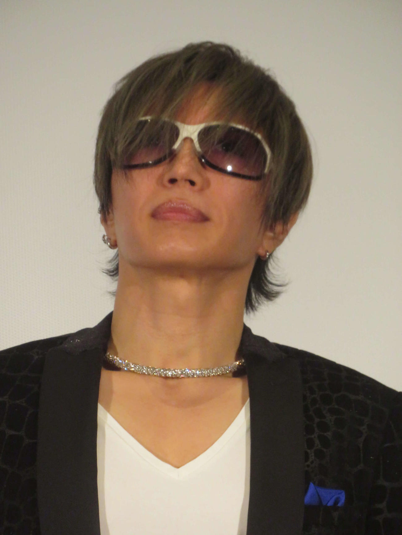 映画「BLUE FIGHT～蒼き若者たちのブレイキングダウン」完成披露舞台あいさつに出席したGACKT（2025年1月21日撮影）