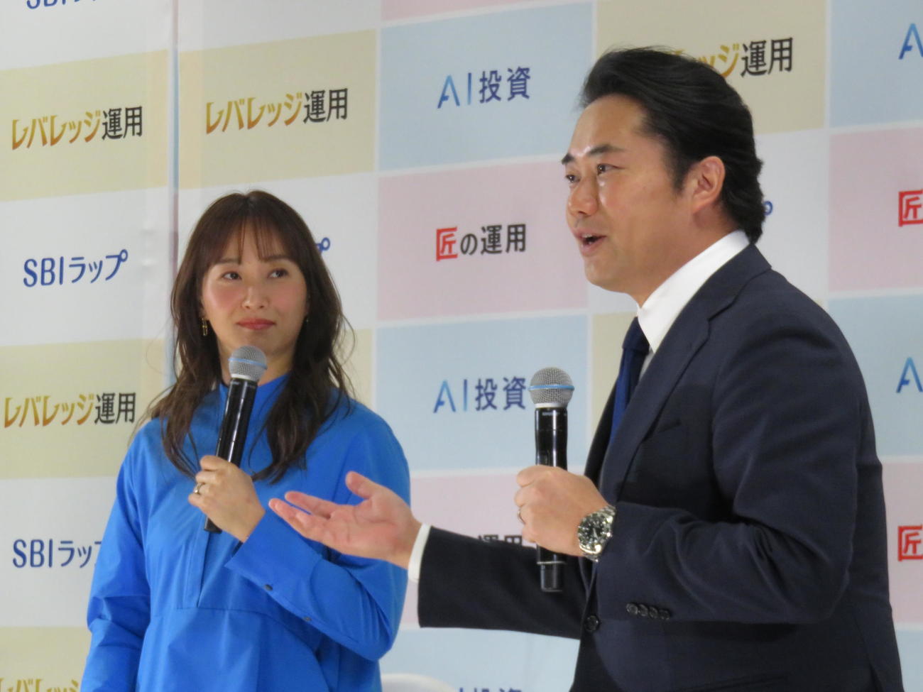「SBIラップ　新商品発表会＆運用報告会」に登壇した藤本美貴（左）と杉村太蔵