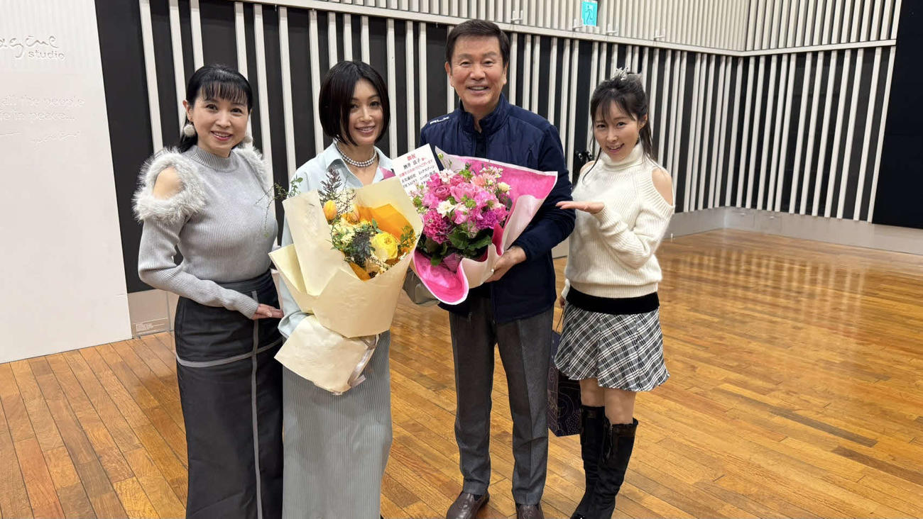 酒井法子（左から2人目）の誕生日を祝う、左から西村知美、1人おいて森田健作、風谷南友