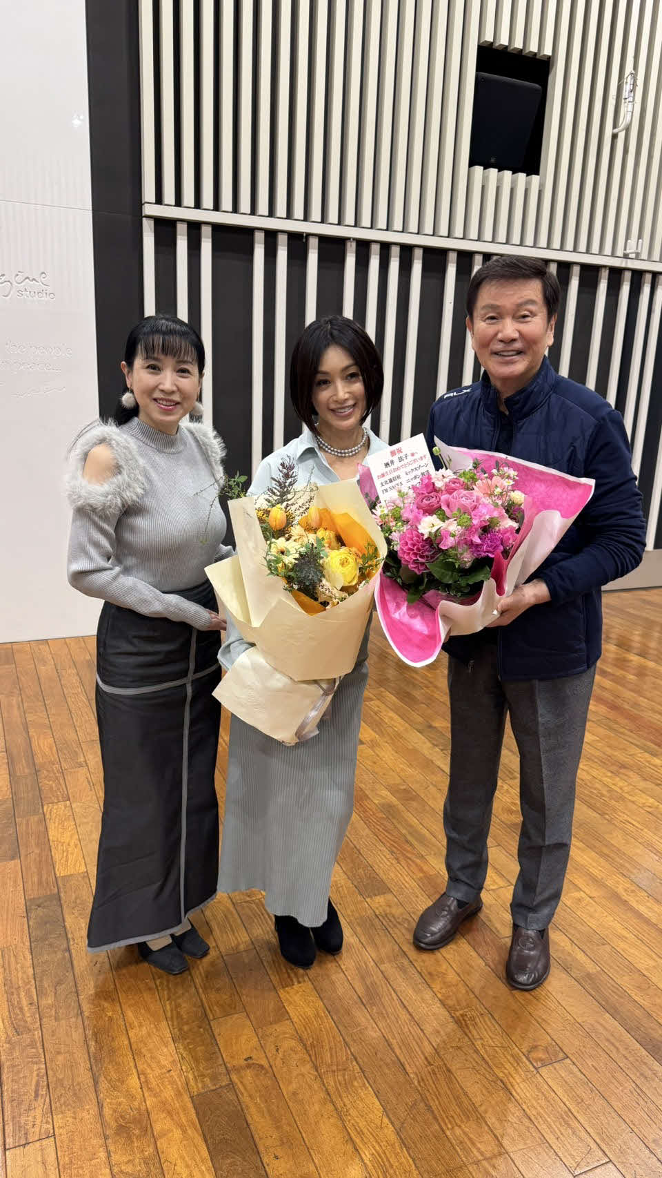 酒井法子（中）の誕生日を祝う、西村知美（左）と森田健作