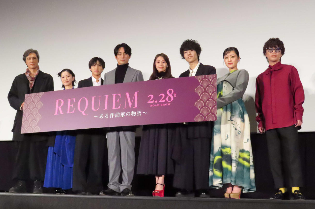 映画「REQUIEM～ある作曲家の物語～完成披露舞台あいさつに出席した、左から加藤雅也、上地由真、安井謙太郎、平岡祐太、桜井玲香、けいちゃん、関川ゆか、菅野祐悟監督