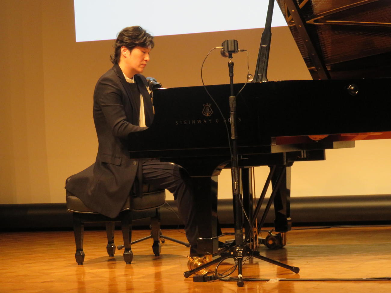 「こども音楽フェスティバル　2025」記者発表でピアノを演奏する清塚信也