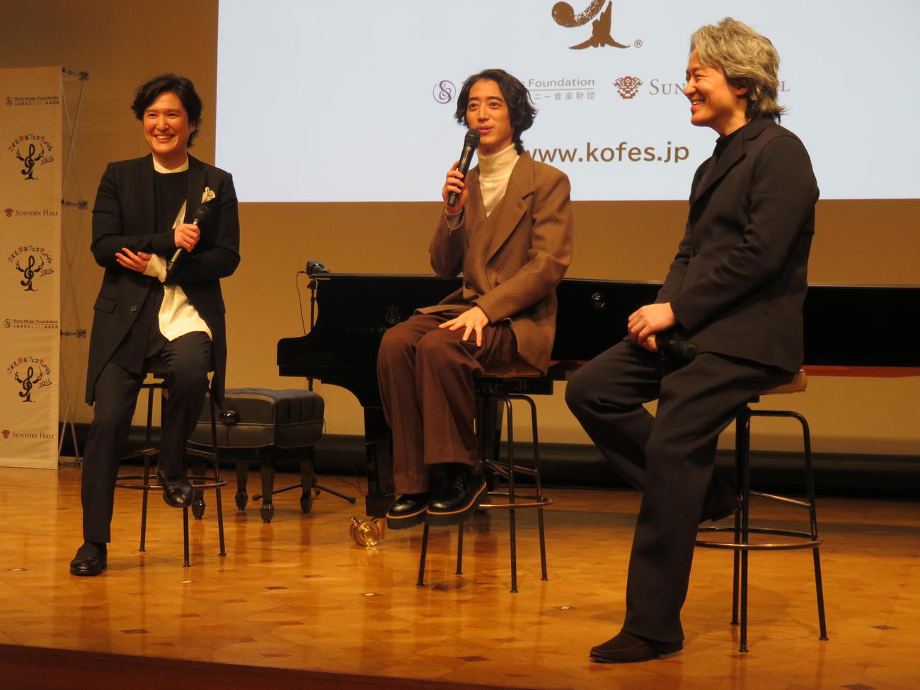 「こども音楽フェスティバル　2025」記者発表でトークする、左から清塚信也、角野隼斗、鈴木優人