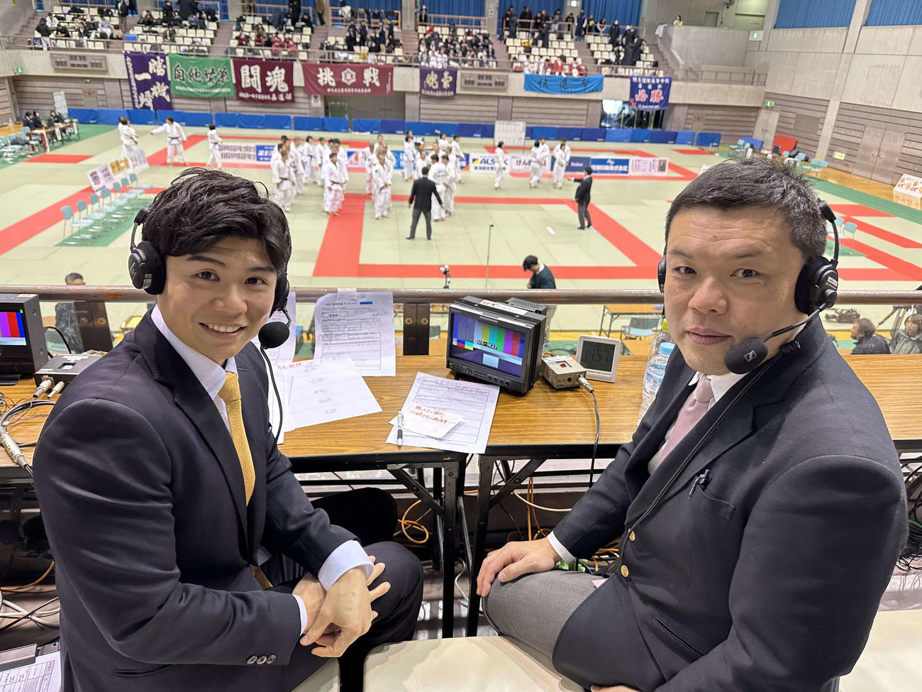 解説の東京学館新潟高柔道部監督の猪又秀和さん（右）と大角
