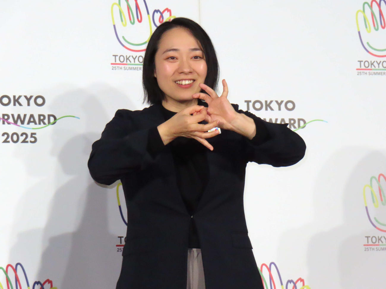 「みるカフェ」オープニングセレモニーに登壇した川俣郁美氏