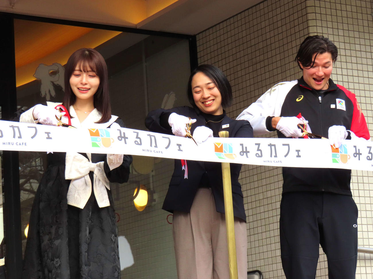 テープカットに臨む、左から長濱ねる、川俣郁美氏、山田真樹