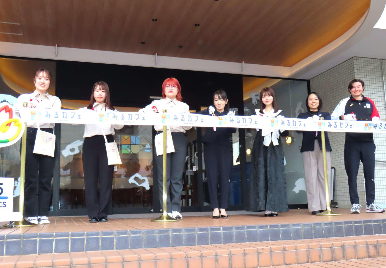 「みるカフェ実行委員会」の学生とともにテープカットに臨む、右から山田真樹、川俣郁美氏、長濱ねる、東京都生活文化スポーツ局長の古屋留美氏