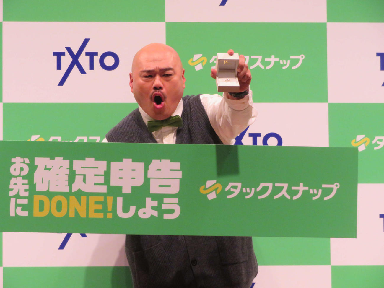 TxTo「タックスナップ　お先に確定申告」PRイベントで163万4600円で買った指輪をアピールするクロちゃん（撮影・村上幸将）