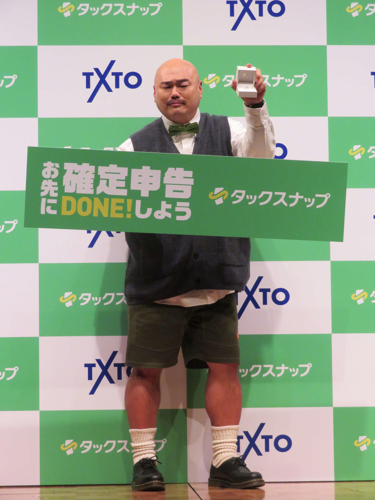 TxTo「タックスナップ　お先に確定申告」PRイベントで163万4600円で買った指輪をアピールするクロちゃん（撮影・村上幸将）