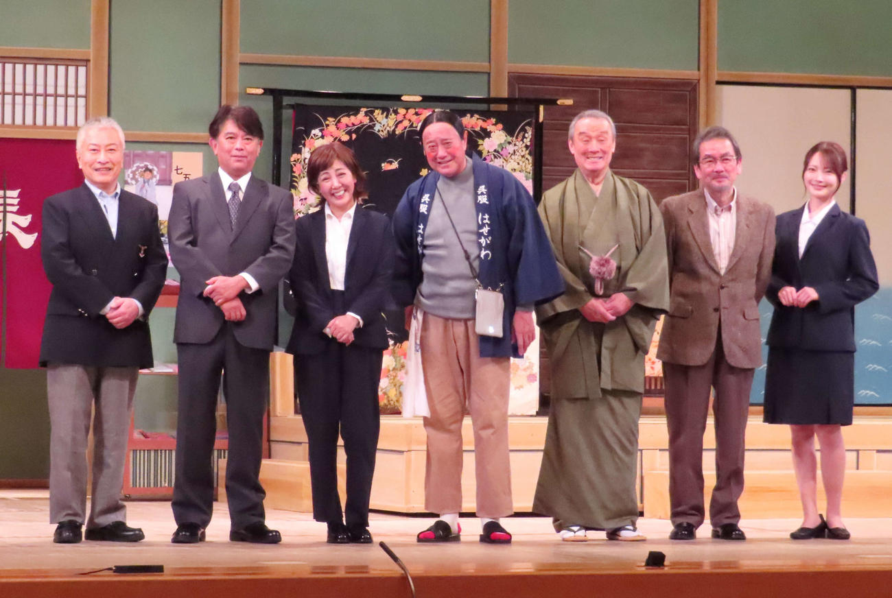 「吉幾三特別公演」ゲネプロを公開した、左から小林功、前田耕陽、芳本美代子、吉幾三、曽我廻家文童、江藤潤、新谷姫加