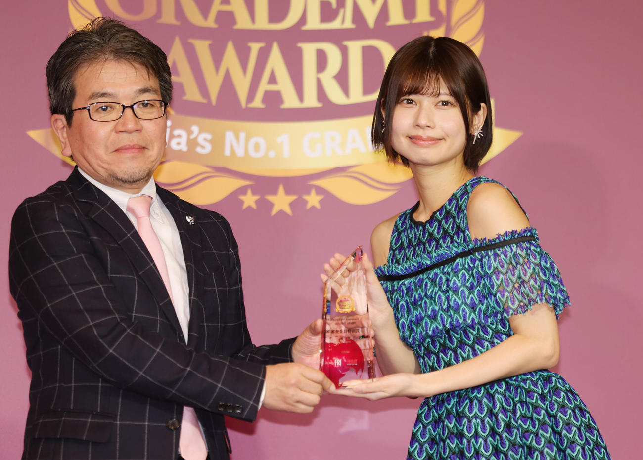 FRIDAY創刊40周年記念企画「グラデミー賞」で審査委員特別賞を受賞した鹿目凛。左は講談社第2事業本部の秋吉副本部長（撮影・野上伸悟）