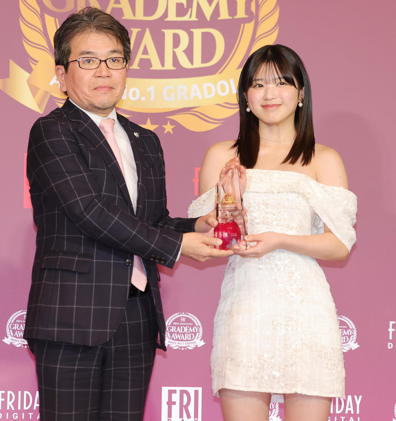 FRIDAY創刊40周年記念企画「グラデミー賞」で新人賞を受賞した矢野ななか。左は講談社第2事業本部の秋吉副本部長（撮影・野上伸悟）