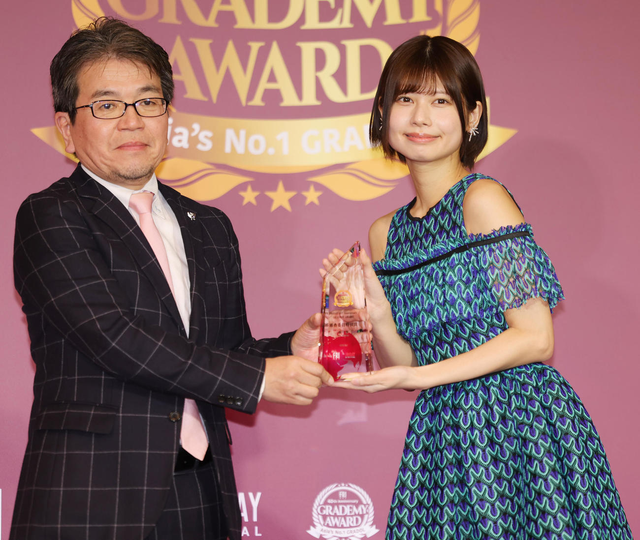 FRIDAY創刊40周年記念企画「グラデミー賞」で審査委員特別賞を受賞した鹿目凛。左は講談社第2事業本部の秋吉副本部長（撮影・野上伸悟）