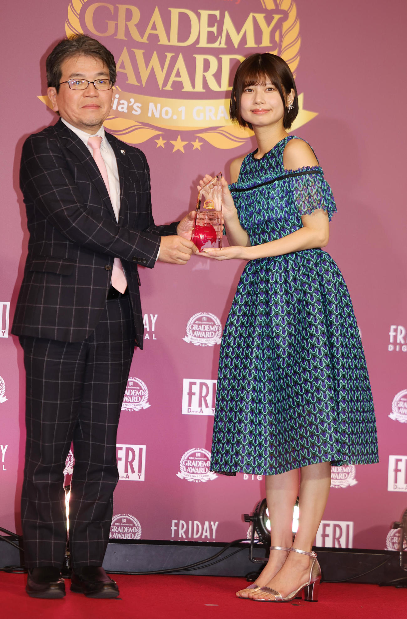 FRIDAY創刊40周年記念企画「グラデミー賞」で審査委員特別賞を受賞した鹿目凛。左は講談社第2事業本部の秋吉副本部長（撮影・野上伸悟）