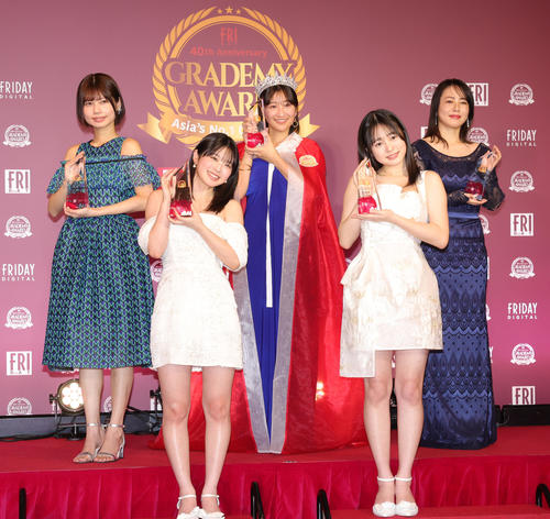 FRIDAY創刊40周年記念企画「グラデミー賞」の受賞者たち。前列左から新人賞の矢野ななか、白濱美兎、後列左から審査員特別賞の鹿目凛、MVGの榎原依那、レジェンド賞の磯山さやか（撮影・野上伸悟）