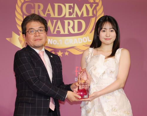 FRIDAY創刊40周年記念企画「グラデミー賞」で新人賞を受賞した白濱美兎。左は講談社第2事業本部の秋吉副本部長（撮影・野上伸悟）