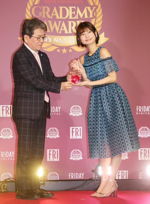 FRIDAY創刊40周年記念企画「グラデミー賞」で審査委員特別賞を受賞した鹿目凛。左は講談社第2事業本部の秋吉副本部長（撮影・野上伸悟）