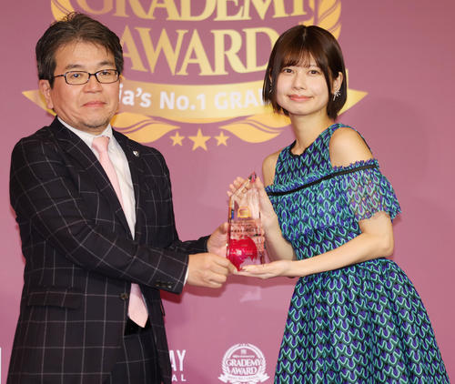 FRIDAY創刊40周年記念企画「グラデミー賞」で審査委員特別賞を受賞した鹿目凛。左は講談社第2事業本部の秋吉副本部長（撮影・野上伸悟）