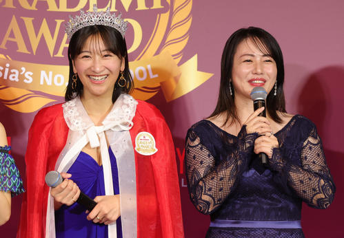 FRIDAY創刊40周年記念企画「グラデミー賞」で大賞のMVGを受賞した榎原依那（左）とレジェンド賞の磯山さやか（撮影・野上伸悟）