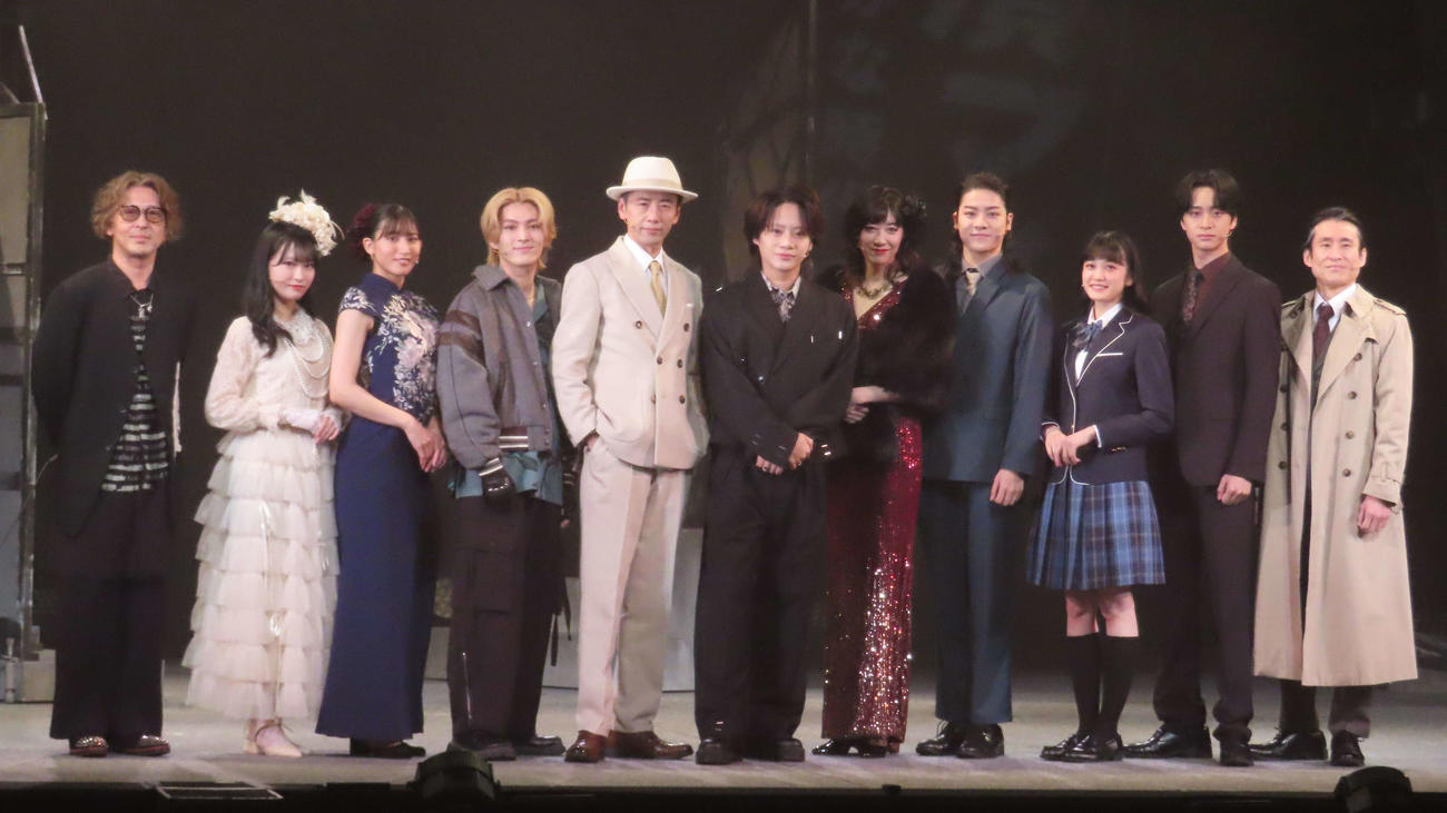 「私立探偵　濱マイク－遥かな時代の階段を－」公開ゲネプロに出席したキャスト陣。左から西田大輔氏、八木ましろ、七木奏音、矢部昌暉、大浦龍宇一、佐藤流司、凰稀かなめ、長田光平、小泉萌香、井澤巧麻、なだぎ武