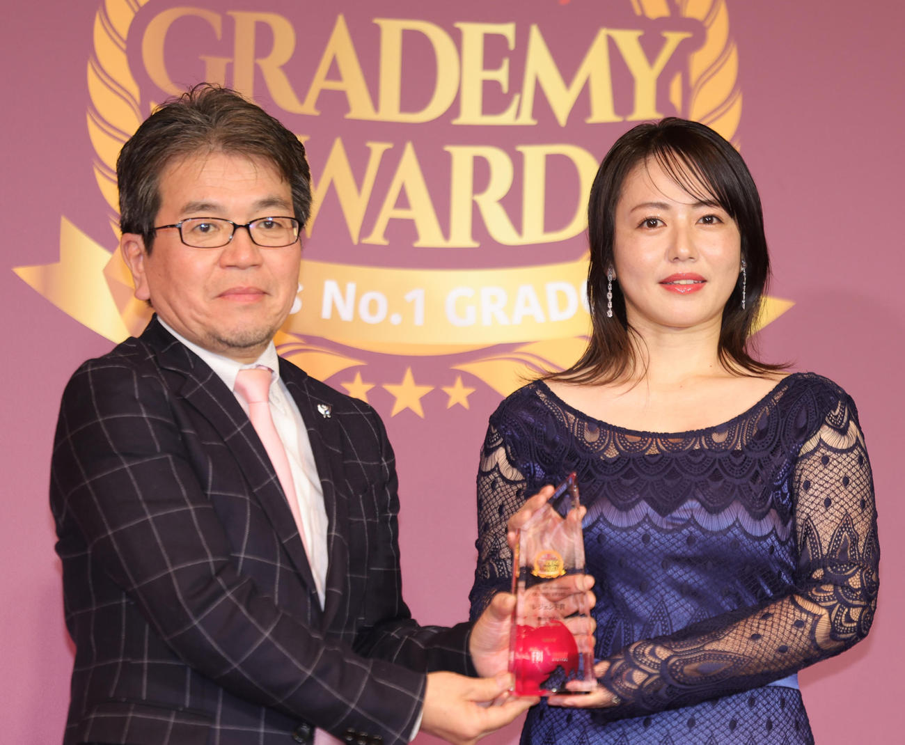 FRIDAY創刊40周年記念企画「グラデミー賞」でレジェンド賞を受賞した磯山さやか。左は講談社第2事業本部の秋吉副本部長（撮影・野上伸悟）