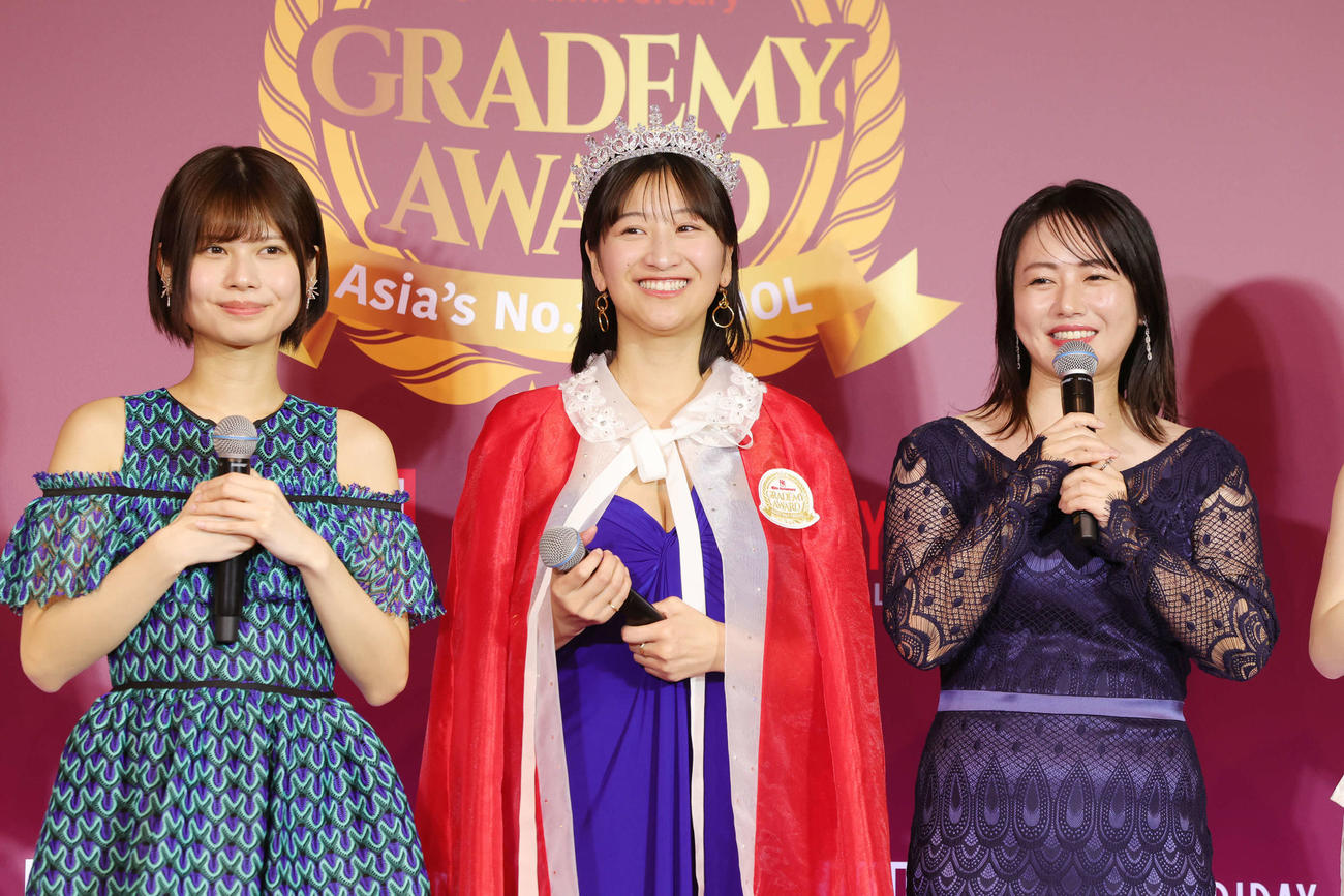 FRIDAY創刊40周年記念企画「グラデミー賞」で笑顔を見せる、左から審査委員特別賞の鹿目凛、MVGの榎原依那、レジェンド賞の磯山さやか（撮影・野上伸悟）