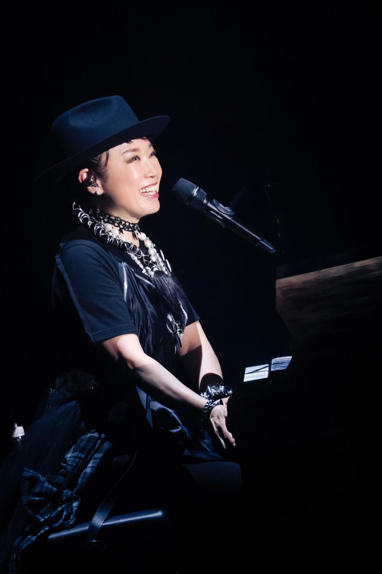 冬恒例のライブ「SURF＆SNOW」の初日公演を新潟・苗場プリンスホテルで行った松任谷由実（田中聖太郎氏撮影）