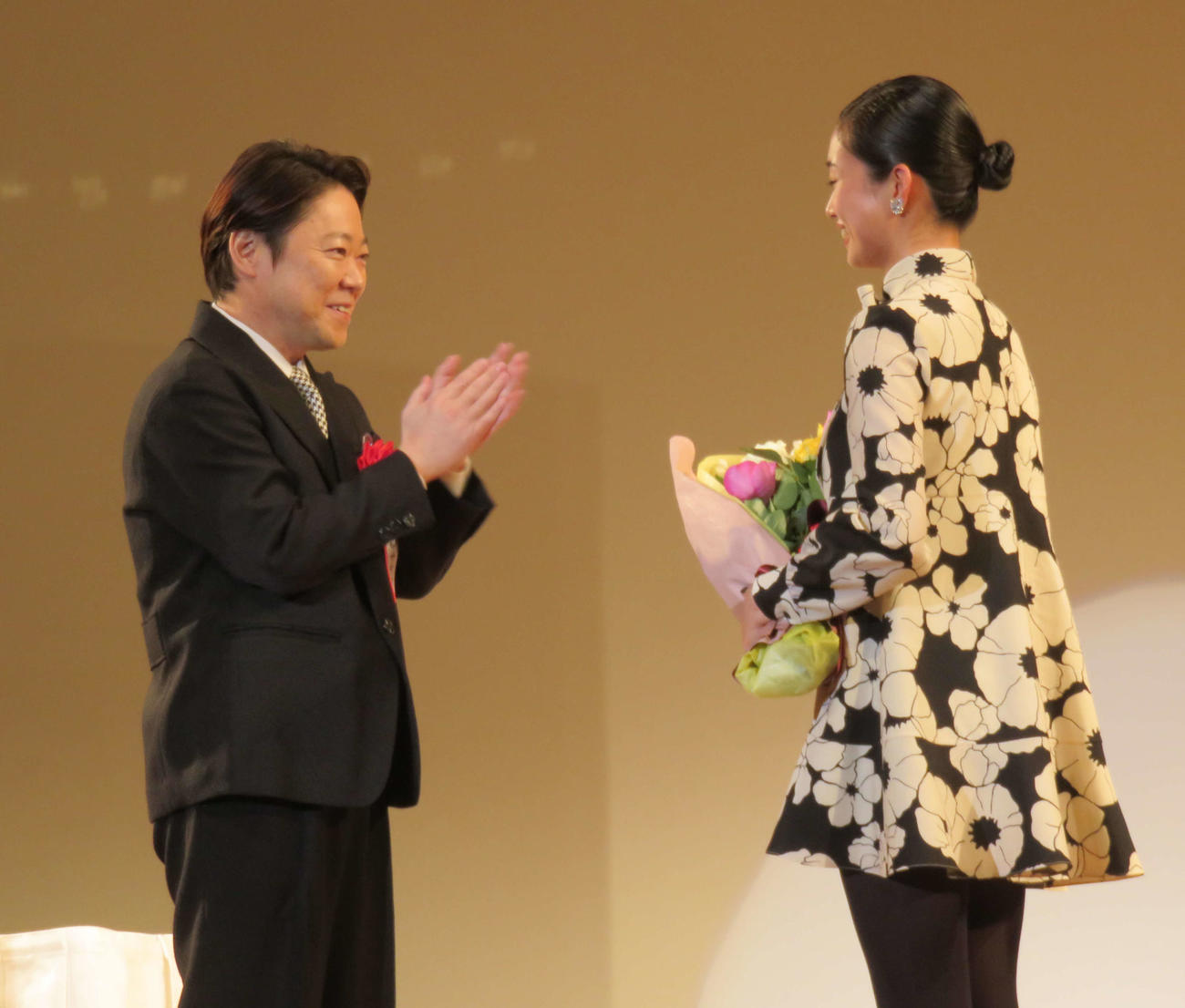 「2025年　第49回エランドール賞」新人賞を受賞した河合優実（右）と祝福に駆けつけた阿部サダヲ
