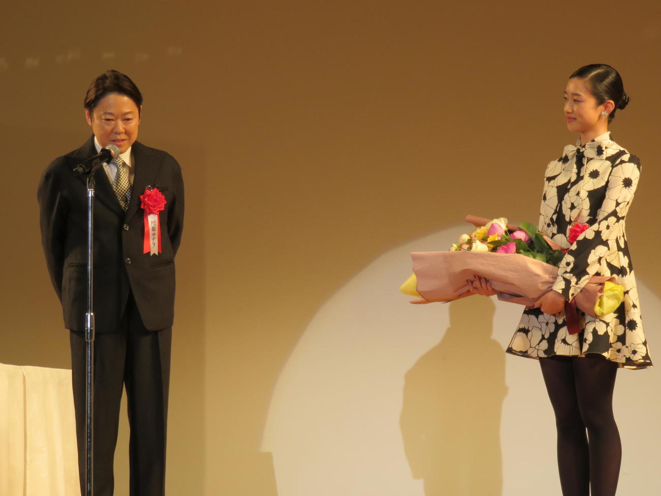 「2025年　第49回エランドール賞」新人賞を受賞した河合優実（右）と祝福に駆けつけた阿部サダヲ