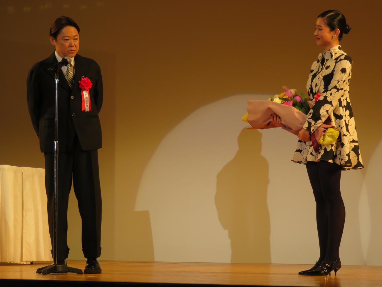 「2025年　第49回エランドール賞」新人賞を受賞した河合優実（右）と祝福に駆けつけた阿部サダヲ