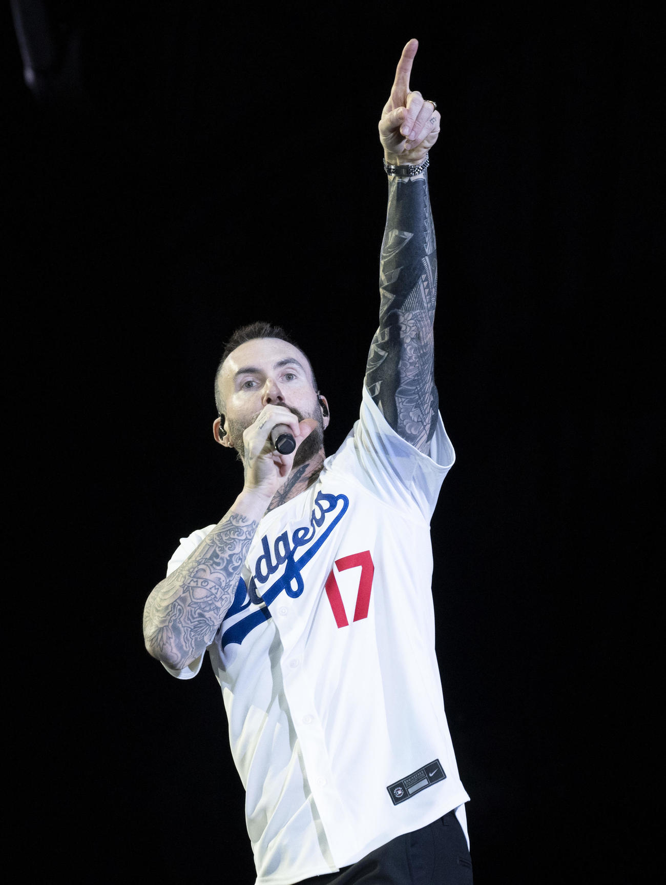 2年2カ月ぶりの来日公演で大谷翔平のユニホーム姿で歌うMaroon 5アダム・レヴィーン（Photo by Ryota Mori）