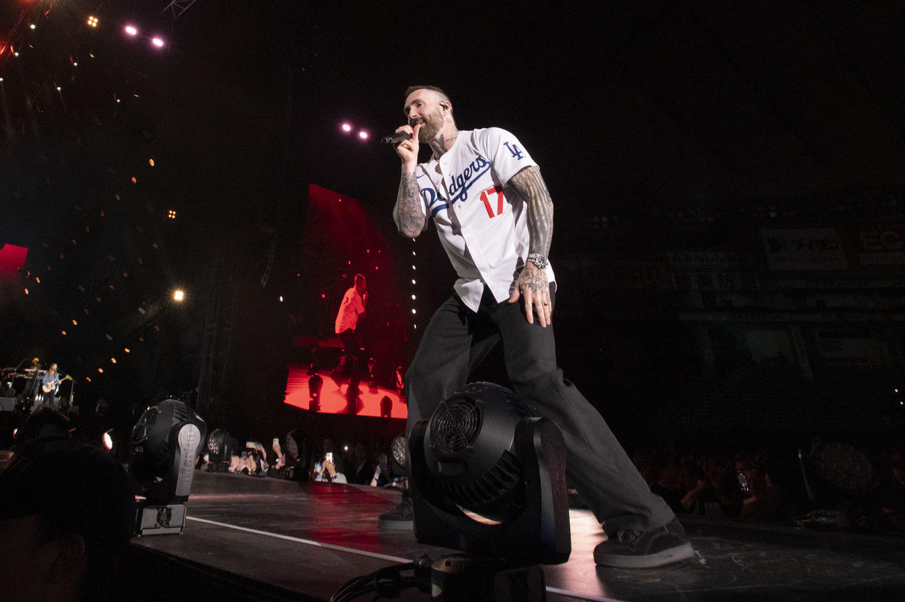 2年2カ月ぶりの来日公演で大谷翔平のユニホーム姿で歌うMaroon 5アダム・レヴィーン（Photo by Ryota Mori）