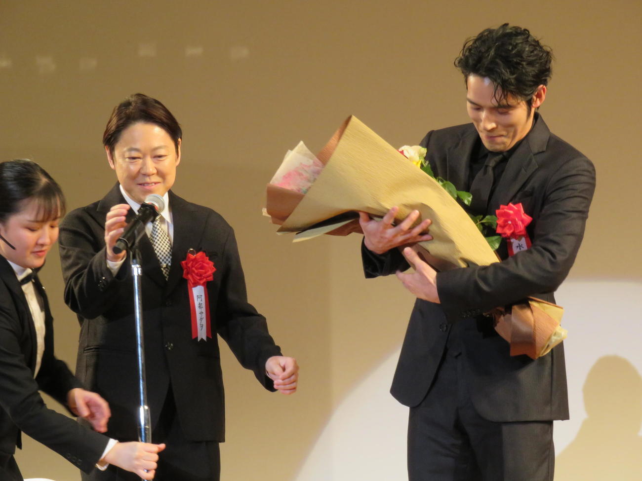 「2025年　第49回エランドール賞」新人賞を受賞した水上恒司（右）と祝福に駆けつけた阿部サダヲ